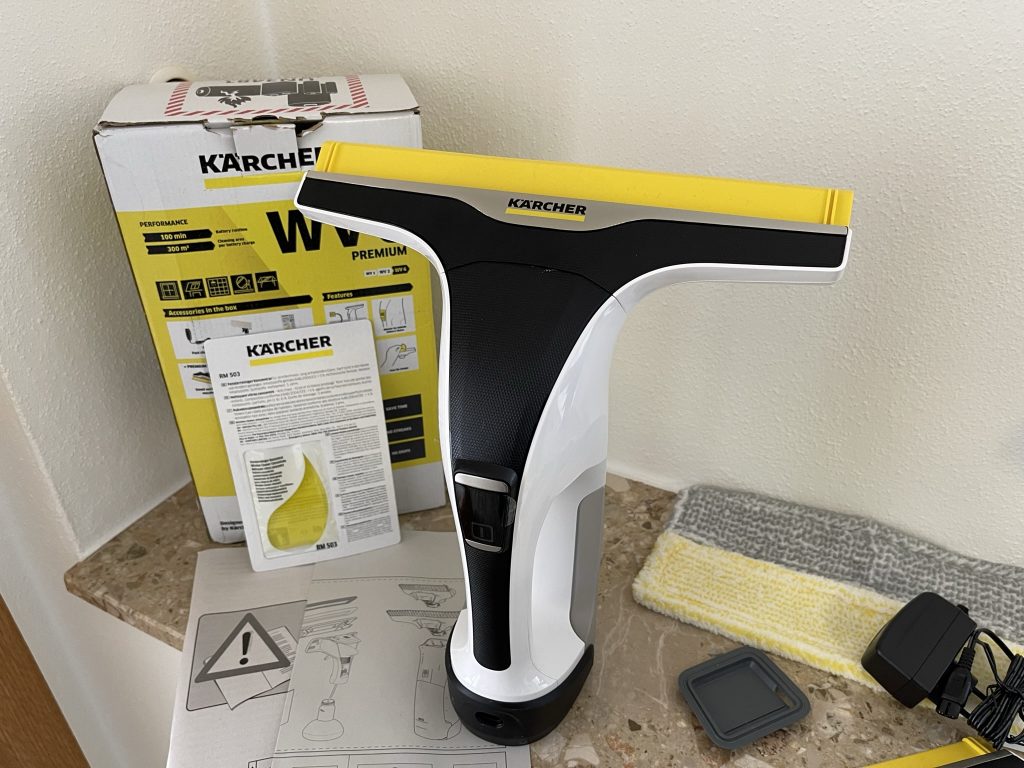 Der Kärcher WV 6 Premium Fenstersauger mit montiertem Aufsatz