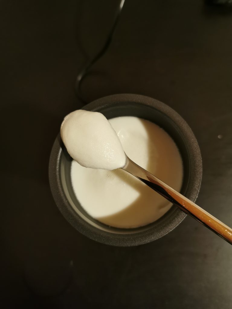 Fakir Milky Art Milchaufschäumer fester Milchschaum auf Löffel