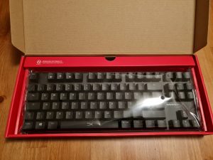 HyperX Alloy Origins Core Tastatur in der Verpackung mit geöffnetem Deckel