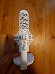 HyperX Quadcast S Mikrofon von hinten (Charakteristik, Drehrad, USB-Typ-C-Anschluss, Kopfhöreranschluss.)