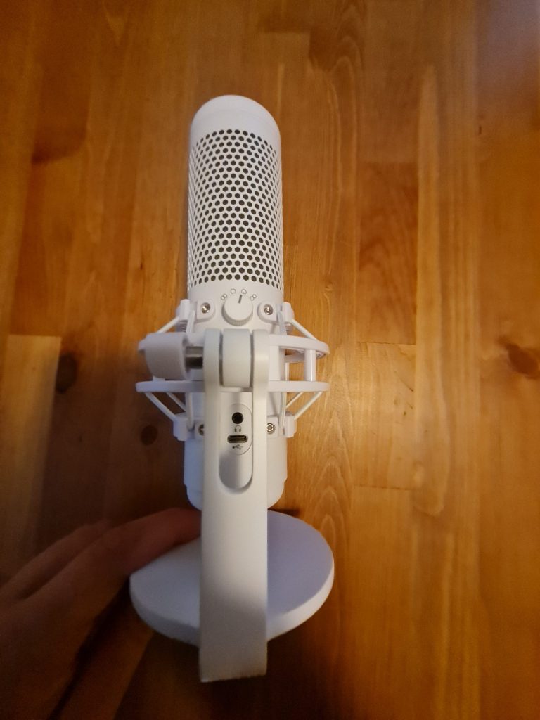 HyperX Quadcast S Mikrofon von hinten (Charakteristik, Drehrad, USB-Typ-C-Anschluss, Kopfhöreranschluss.)