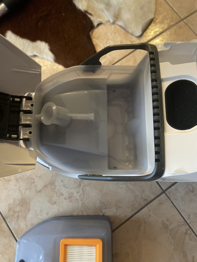 Wasserbehälter des Kärcher DS6 Premium Staubsaugers ohne Abdeckung