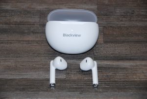Blackview AirBuds 6 Ladeschale offen mit Earbuds davor