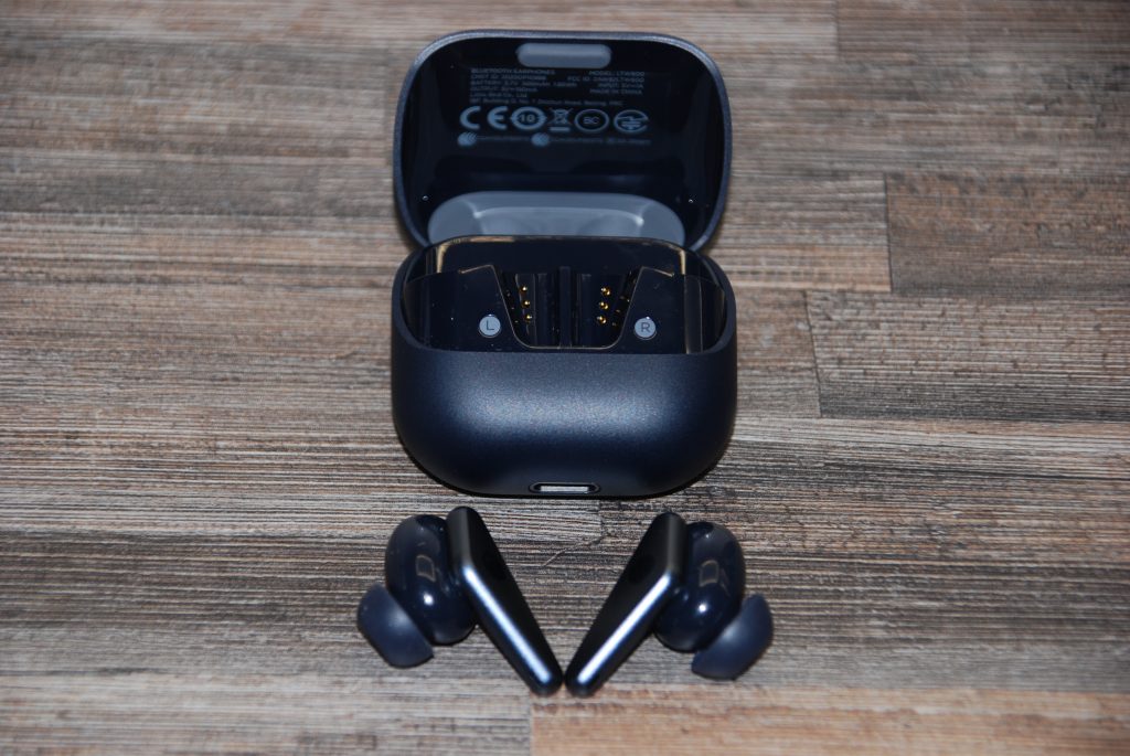 Libratone Air+ 2 Ladeschale offen mit EarBuds davor