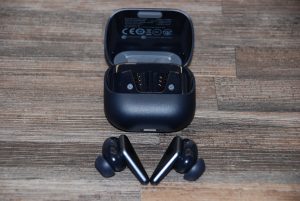 Libratone Air+ 2 Ladeschale offen mit EarBuds davor