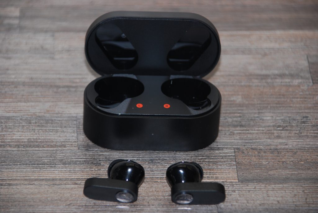 OnePlus Nord Buds Ladeschale offen mit EarBuds davor