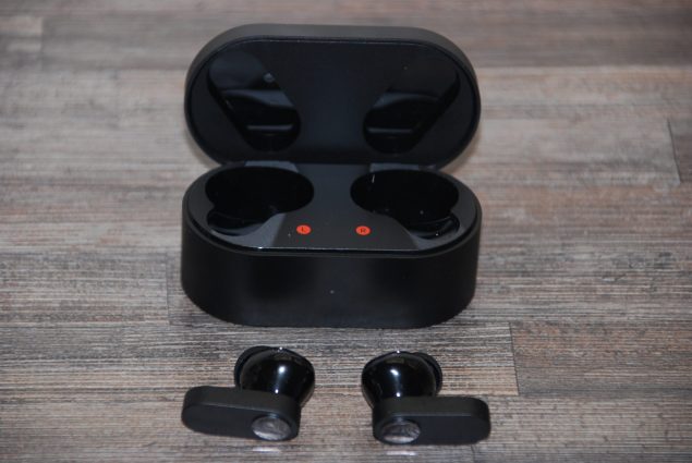 OnePlus Nord Buds Ladeschale offen mit EarBuds davor