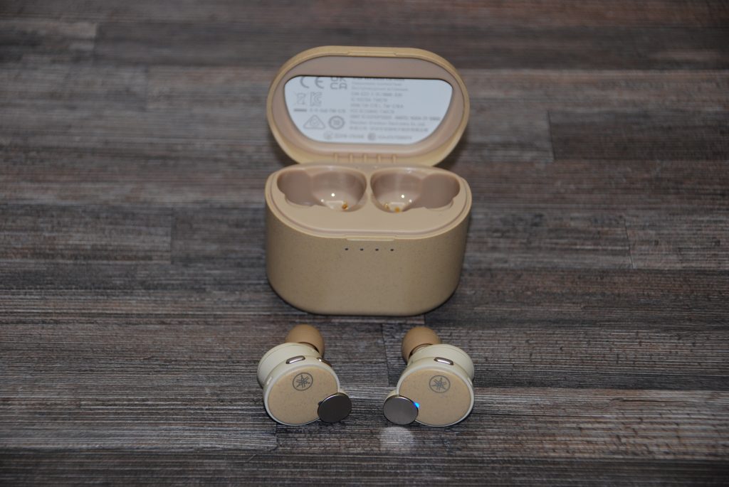 Yamaha TW-E7B Ladeschale offen mit EarBuds davor