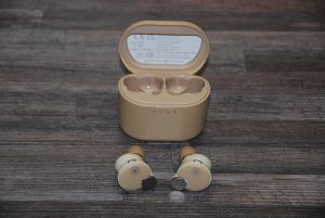 Yamaha TW-E7B Ladeschale offen mit EarBuds davor