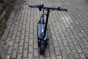 Hitway H5 Elektro-Scooter Vorderansicht