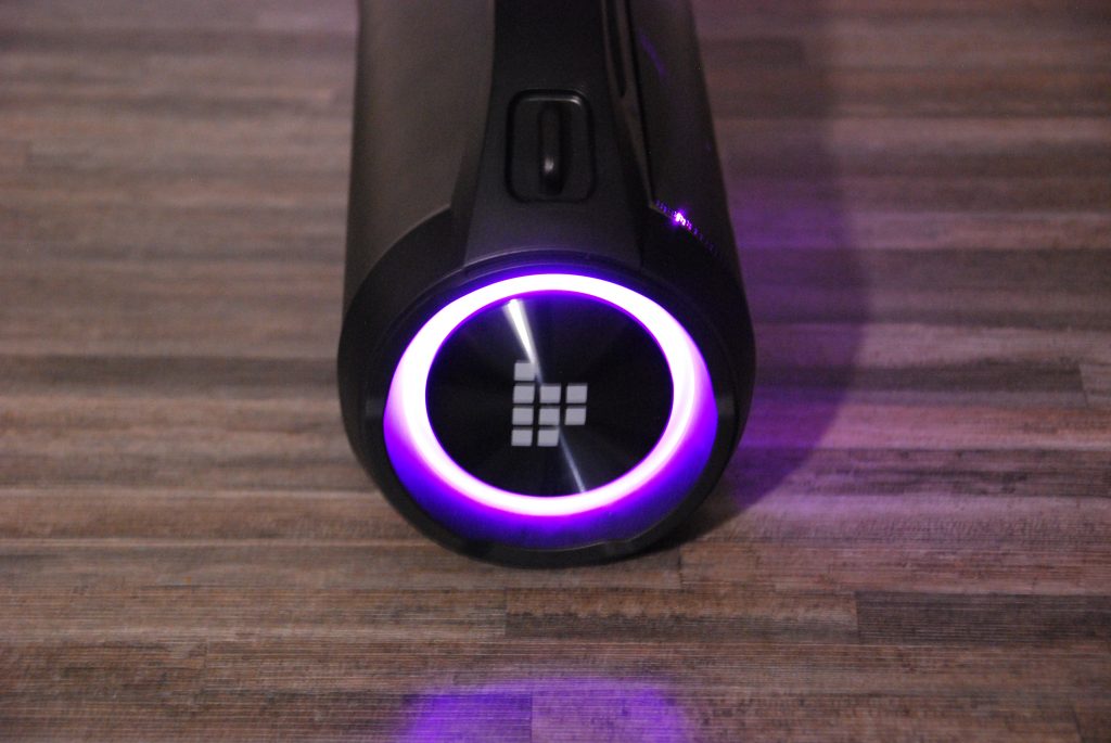 Tronsmart Bang SE Bluetooth-Lautsprecher Seite mit lila Licht