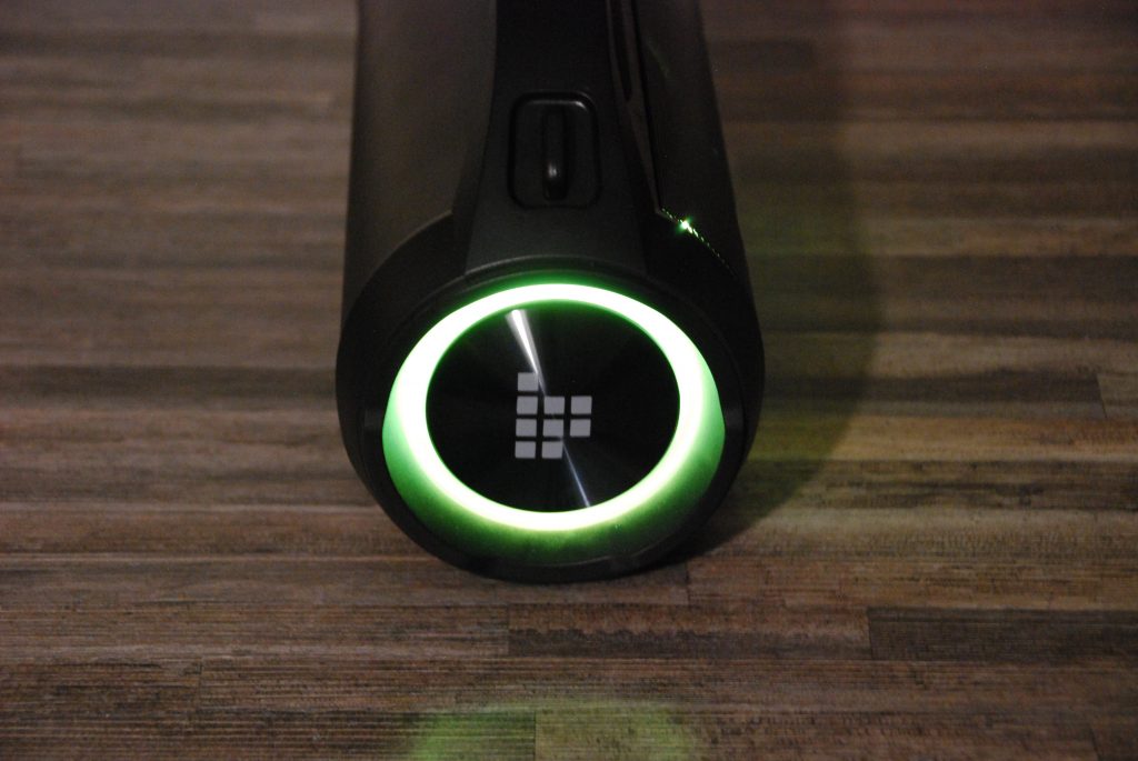 Tronsmart Bang SE Bluetooth-Lautsprecher Seite mit gelbem Licht