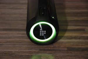 Tronsmart Bang SE Bluetooth-Lautsprecher Seite mit gelbem Licht