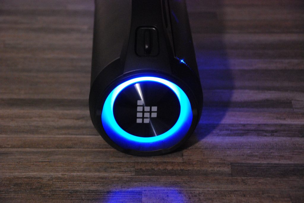 Tronsmart Bang SE Bluetooth-Lautsprecher Seite mit blauem Licht