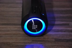Tronsmart Bang SE Bluetooth-Lautsprecher Seite mit blauem Licht