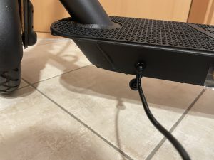 Trittbrett Kalle Elektro-Scooter Am Ladegerät