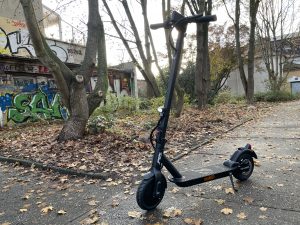 Trittbrett Kalle Elektro-Scooter draussen