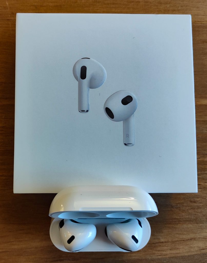 Apple AirPods (3. Generation) In-Ear-Kopfhörer in Ladecase vor Verpackung