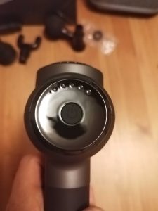 Bedienknopf mit Stufenanzeige der Bob and Brad Massagepistole C2