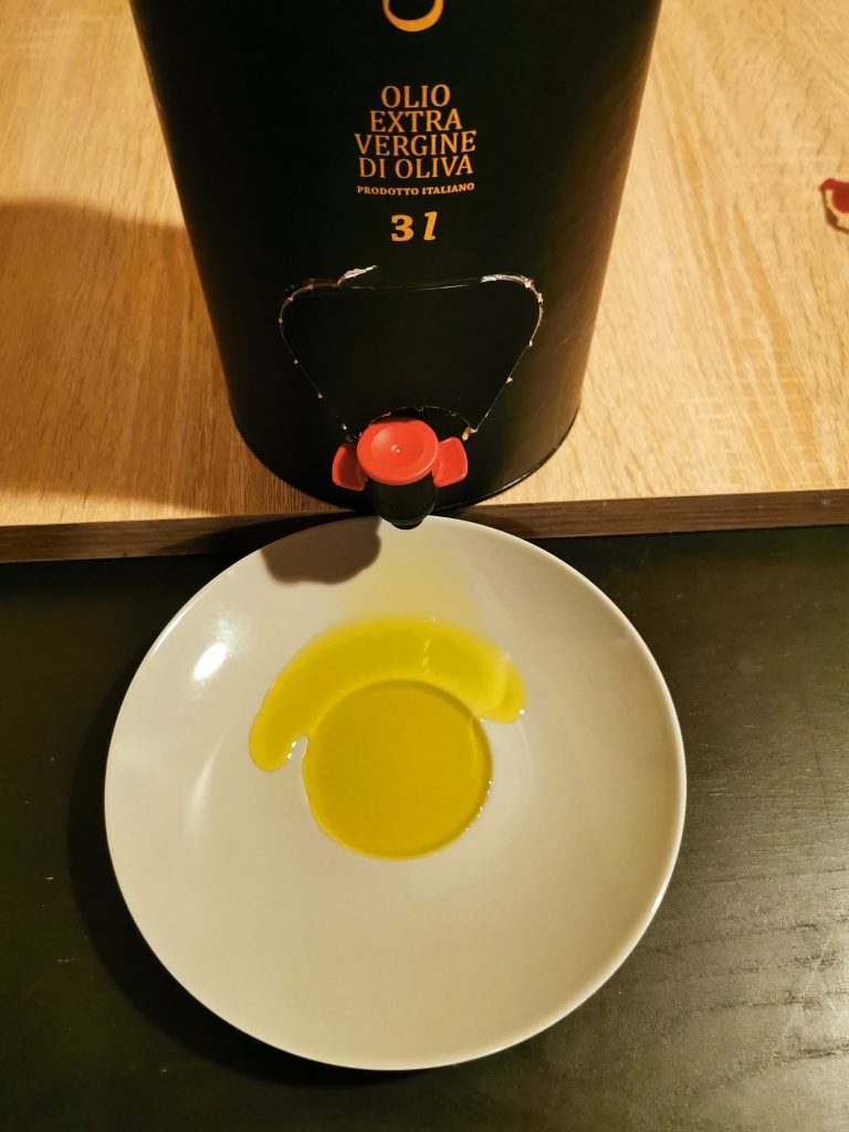 Convivium Olivenöl Öl auf Teller