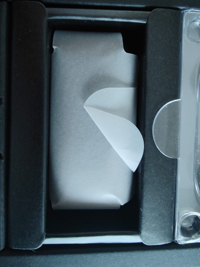 JBL Reflect Aero In-Ear-Kopfhörer Ladecase in der Verpackung