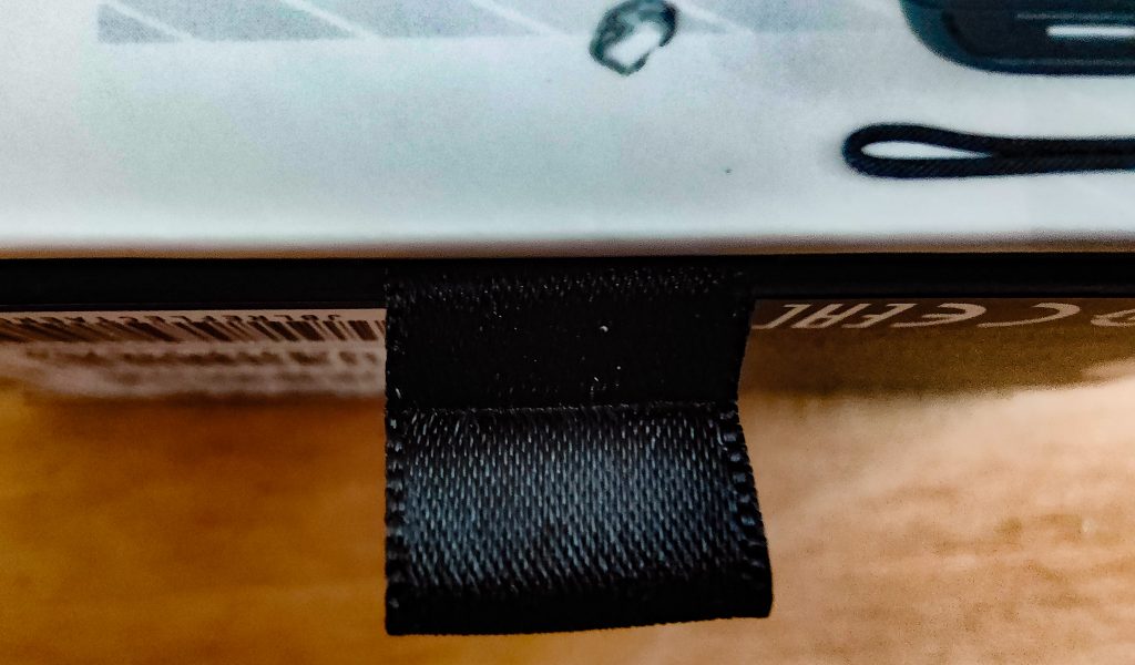 JBL Reflect Aero In-Ear-Kopfhörer Schlaufe Verpackung zum Öffnen
