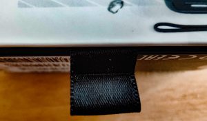 JBL Reflect Aero In-Ear-Kopfhörer Schlaufe Verpackung zum Öffnen