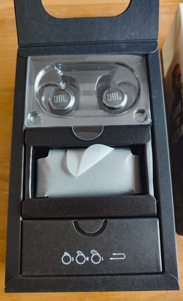 JBL Reflect Aero In-Ear-Kopfhörer Verpackung geöffnet
