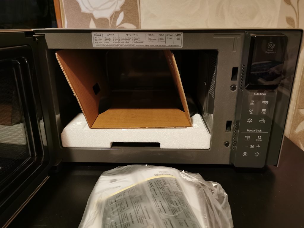 LG Electronics NeoChef MS 2595 CIS Mikrowelle Innenraum beim Auspacken