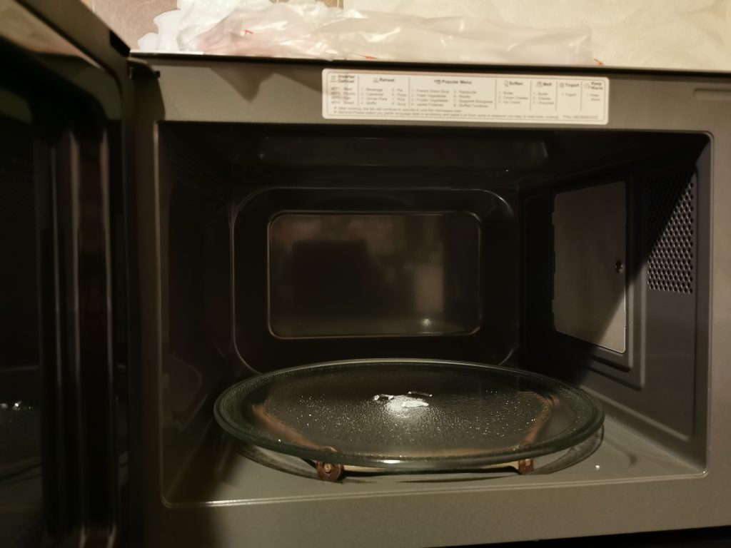 LG Electronics NeoChef MS 2595 CIS Mikrowelle Innenraum mit Teller