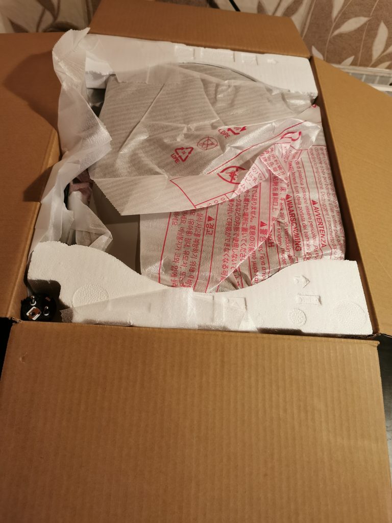 LG Electronics NeoChef MS 2595 CIS Mikrowelle Verpackung geöffnet