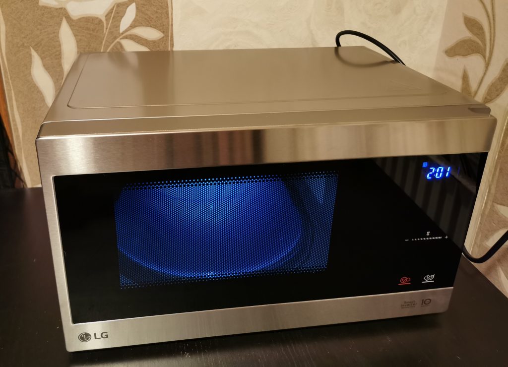 LG Electronics NeoChef MS 2595 CIS Mikrowelle beim Garvorgang