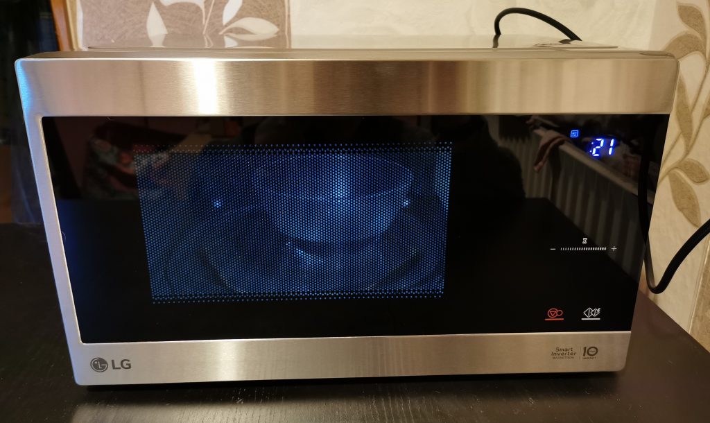 LG Electronics NeoChef MS 2595 CIS Mikrowelle in Betrieb