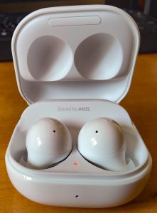 Samsung Galaxy Buds 2 In-Ear-Kopfhörer beim Laden