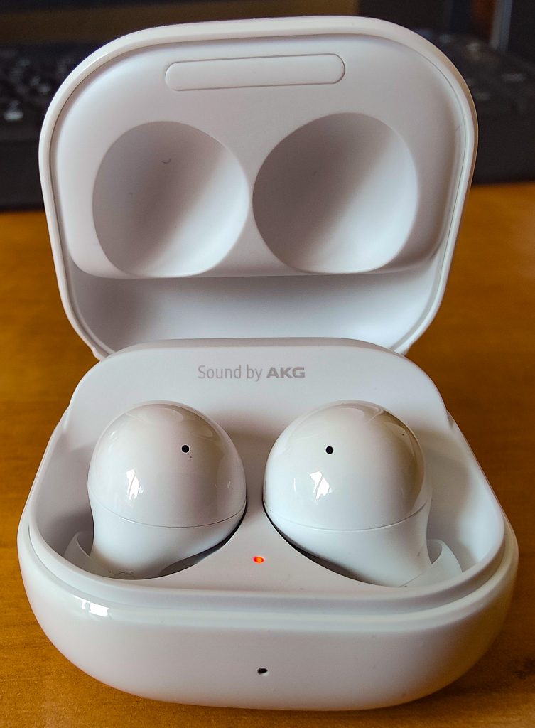 Samsung Galaxy Buds 2 In-Ear-Kopfhörer beim Laden