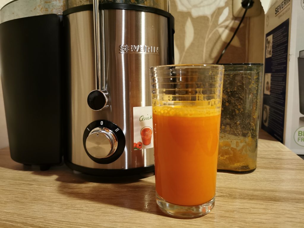 Severin Entsafter ES 3566 Möhrensaft im Glas