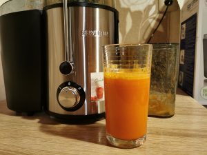 Severin Entsafter ES 3566 Möhrensaft im Glas