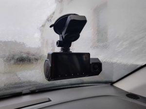 Abask A8 Dashcam an der Windschutzscheibe montiert