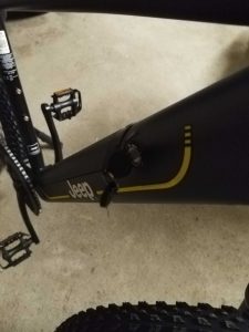 Akku des Vorderer Zahnkranz des Jeep MHR 7000 E-Bikes mit Schlüssel im Schloss (gesichert)