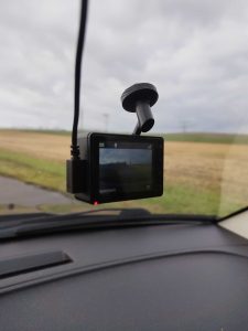 Garmin 57 Dashcam an der Windschutzscheibe montiert