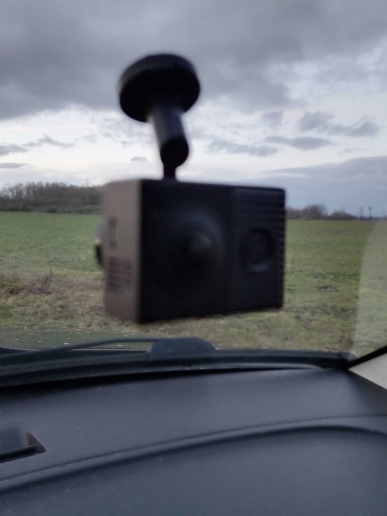 Garmin Tandem Dashcam an der Windschutzscheibe montiert