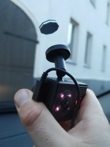 Garmin Tandem Dashcam wird von der Halterung abgenommen