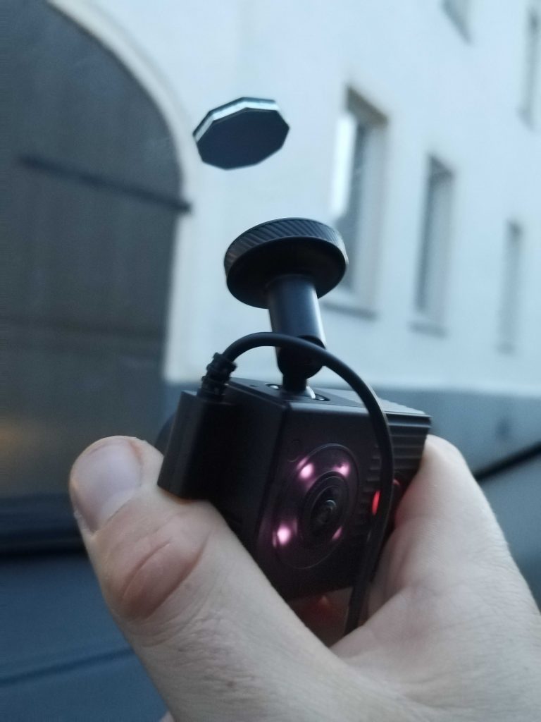 Garmin Tandem Dashcam wird von der Halterung abgenommen
