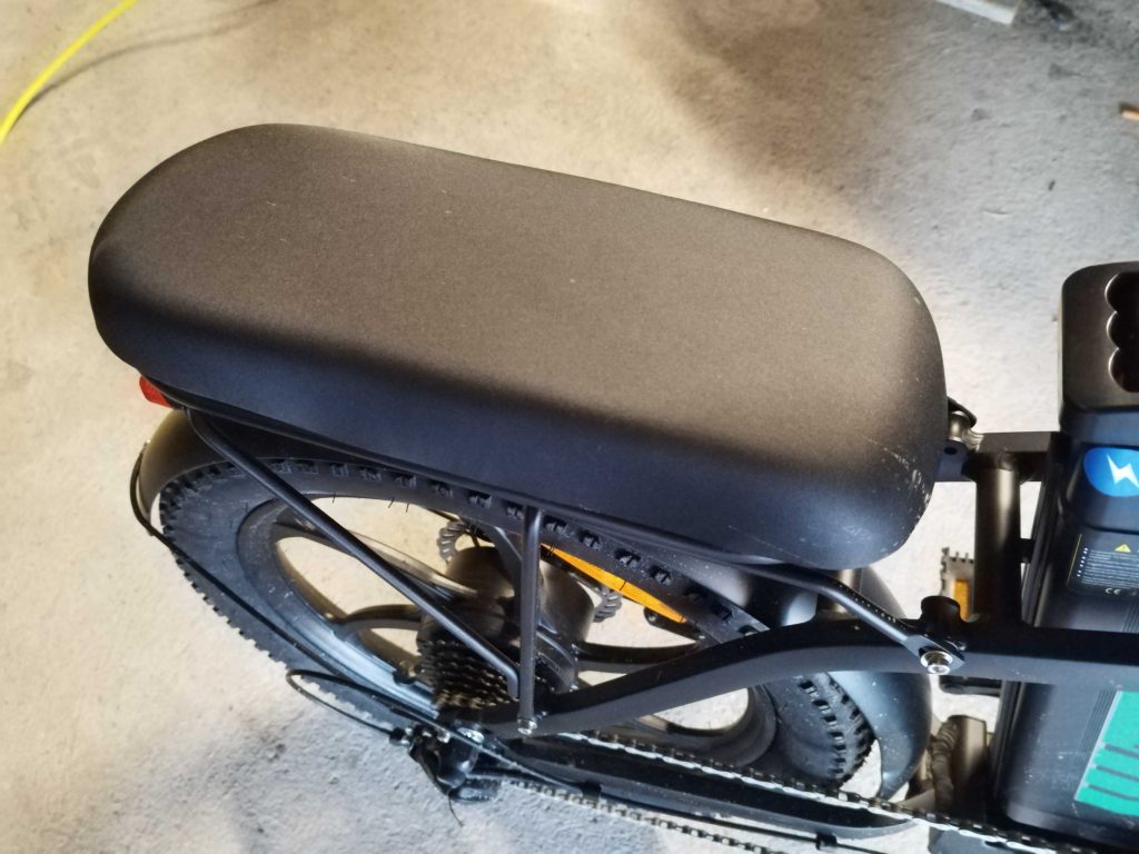 Gepolsterter Gepäckträger des Hitway BK5 E-Bikes