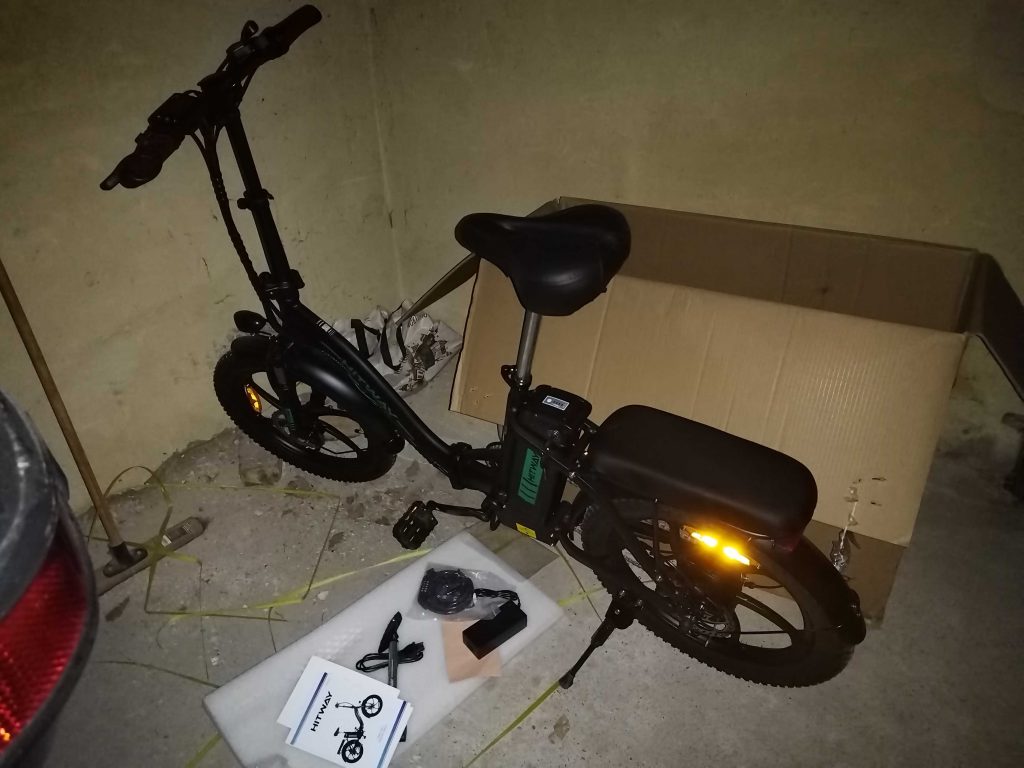 Gesamter Lieferumfang des Hitway BK5 E-Bikes