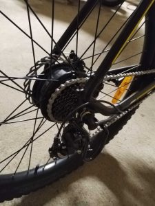 Hinterrad des Jeep MHR 7000 E-Bikes mit Heckantrieb, 7-Gang-Zahnkranz und Scheibenbremse