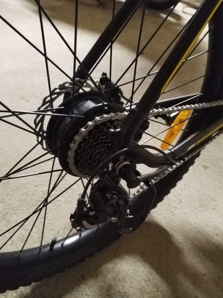 Hinterrad des Jeep MHR 7000 E-Bikes mit Heckantrieb, 7-Gang-Zahnkranz und Scheibenbremse