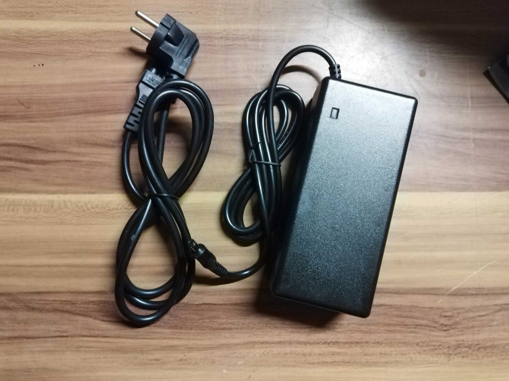 Ladekabel und Netzteil des Jeep MHR 7000 E-Bikes