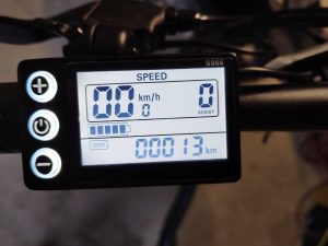 Multifunktions-Bildschirm des Hitway BK5 E-Bike eingeschaltet
