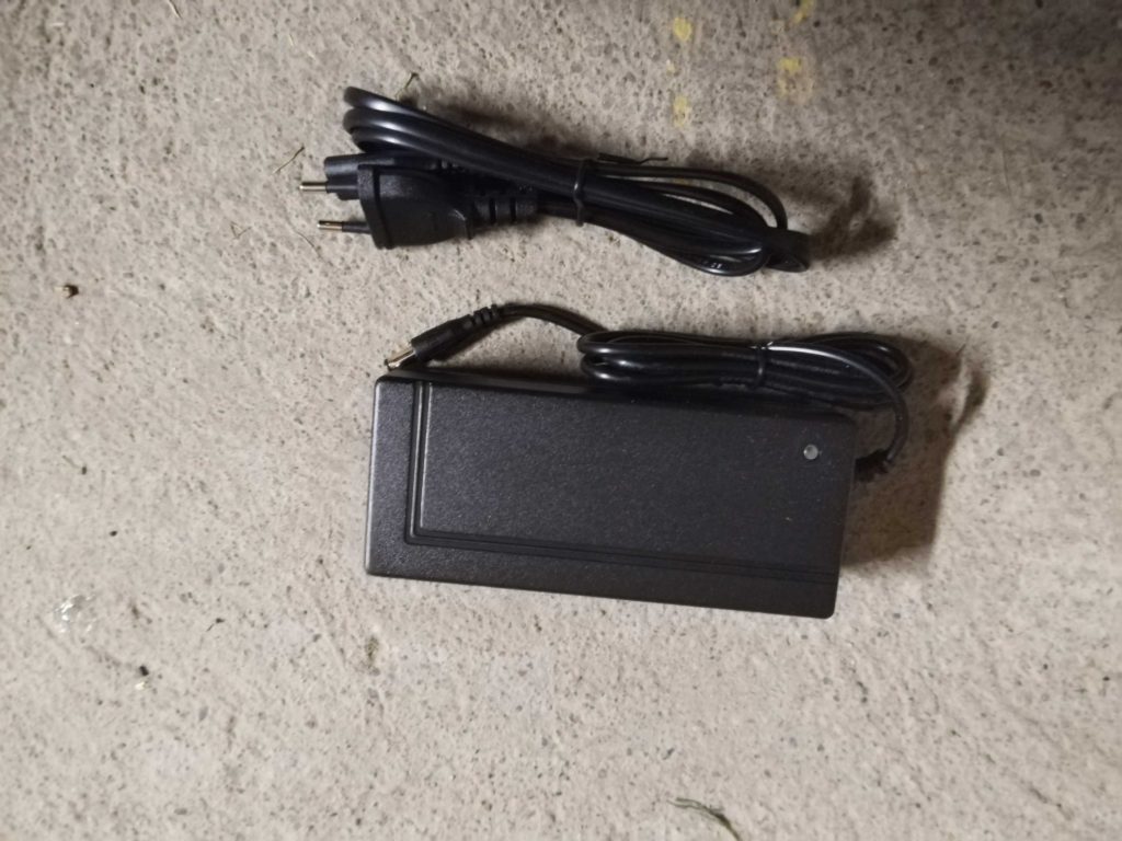 Netzteil und Ladekabel des Hitway BK5 E-Bikes